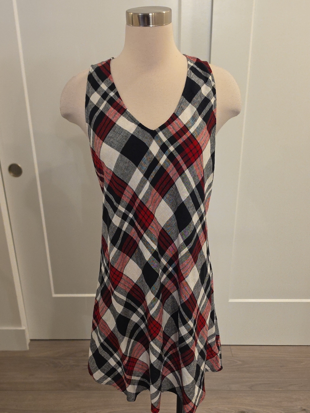 Nicole Miller Red Black White Plaid Sleeveless VNeck shift Dress size M NWOT